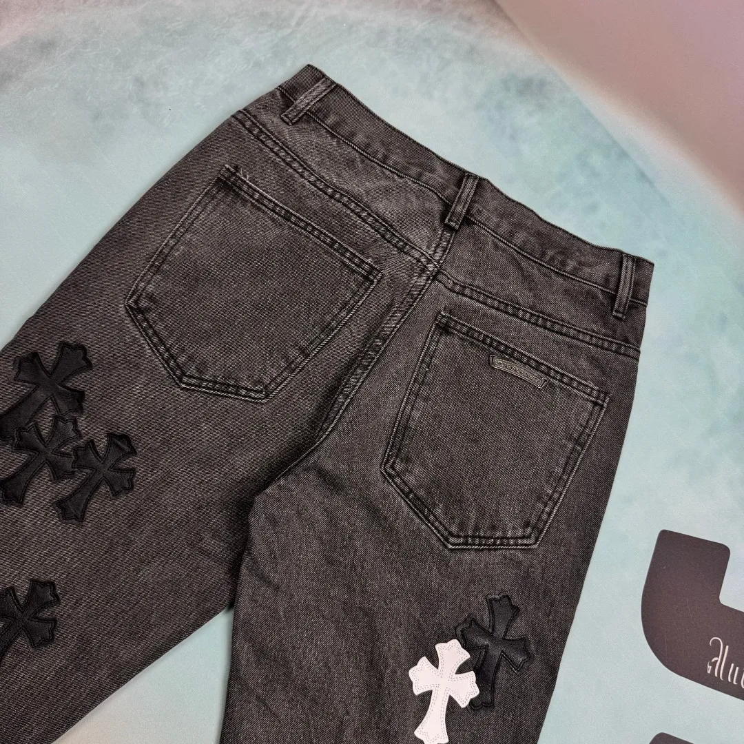 🅿️290 🔘Style No.-KL108 🔘Cro Heart𝐂𝐡𝐫𝐨𝐦𝐞 𝐇𝐞𝐚𝐫𝐭 24SS VIP customer-ordered black and white leather patchwork flame jeans* shocking debut! High-quality fabric: Selected beaded canvas fabric has undergone heavy industrial washing. It not only shows the texture of the upper body, but also is soft and skin-friendly, with excellent breathability, bringing all-day comfort. Ingenious version: The whole trousers adopt three-dimensional cutting technology, and the trousers are crisp and suitable for different body types. Gender-free design, both boys and girls can easily control it and stay at the forefront of fashion. Exquisite craftsmanship: The hardware is strictly customized according to the original version, with customized small leather labels, and every detail reveals the care. Full marks for details: the overall wiring is neat and the craftsmanship is exquisite, which not only retains the simple and elegant design style, but also highlights the quality.  Size: S M L XL XXL (28.30.32.34.36) Color: Black